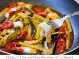 Zucchine in padella con pomodori e scamorza