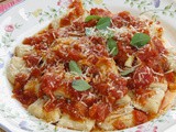 Gnocchi με παρμεζάνα συνοδευμένα με πικάντικη σάλτσα ντομάτας