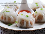 Chai Kueh (Steamed Vegetable Dumplings) 菜粿