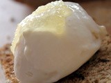 Un aperitivo niente male: gelato al bagoss su crostone di pane al farro e noci con salsa piccante di pere