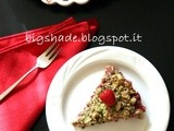 Crumble alle fragole con farina di riso, mandorle e pistacchi