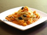 Spaghettoni con zucca e olive su crema di peperoni