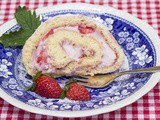 Biskuitrolle mit Erdbeeren in Joghurt-Sahnecreme – eine sommerliche Köstlichkeit
