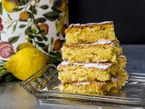 Blondies mit gerösteten Mandeln und fruchtiger Lemon-Curd-Füllung