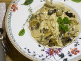 Brezelknödel mit frischen Champignons in Rahmsauce – ein vegetarisches Wohlfühlgericht