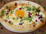 Chatschapuri Adscharuli, georgische Hefeteigschiffchen – Brote aus aller Welt