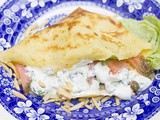 Crêpes mit Räucherlachs, Kräuterquark und gerösteten Mandeln – lecker zum Brunch