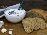 Dinkelbrot mit getrockneten Tomaten, Chia & Kürbiskernen – lecker als Beilage zum Grillen