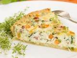 Frühlingsfrische Quiche mit Möhren, Kräutern & Schinken