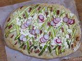 Frühlingswürziger Flammkuchen mit Spargel, Radieschen, Schafskäse & Salami