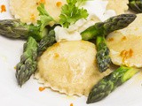 Hausgemachte Ravioli mit würziger Spargelfüllung in Orangen-Kräuter-Butter