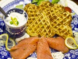 Kartoffelwaffeln mit Räucherlachs und Kräutercreme