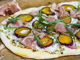 Knuspriger Flammkuchen mit saftigen Pflaumen, Serrano-Schinken & würziger Gorgonzola-Kräutercrème – mmmmmh