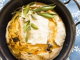 Mediterranes Landbrot mit Kräutern und getrockneten Tomaten