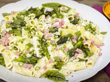 Pasta-Salat mit grünem Spargel, Schinken & frischen Kräutern