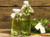 Selbstgemachter Zitronenmelisse-Sirup – erfrischend, aromatisch & gesund