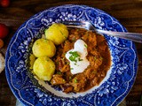 Szegediner Gulasch, das perfekte Wohlfühlgericht für kalte Tage