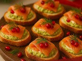 Crostini z dimljenim lososom in avokadom – elegantni grižljaji za vsak praznik
