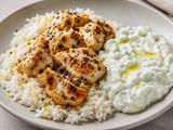 Grška piščančja ponev z rižem in tzatziki omako