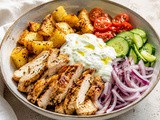 Grški gyros bowl s piščancem in krompirjem