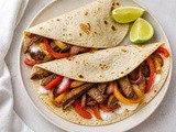 Hitre goveje tortilje Fajitas s papriko in kislo smetano