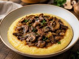 Kremna polenta z gobjim golažem in luštrekom