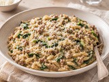 Kremni orzo z mletim mesom in špinačo iz ene ponve
