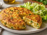 Krompirjeva tortilja z grahom, sirom in zeleno solato