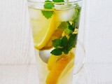 Ledeni čaj z ingverjem in limonino travo