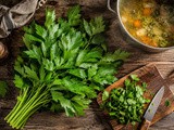 Luštrek: domača vegeta za juhe, enolončnice in krompir + recept