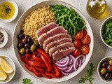 Mediteranska tuna skleda s pečeno papriko in olivami