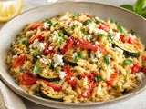Orzo s pečeno papriko, bučko in feta sirom