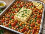 Pečena feta s paradižniki in čičeriko (sheet pan večerja brez stresa)