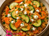 Riževa ponev z bučko, korenčkom in feta sirom