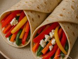 Tortilje z zelenjavnimi trakovi in feta sirom