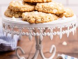 Keto White Chocolate Macadamia Nut Cookies