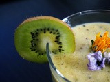 Fruchtshake mit Mandelmilch und Blümchen