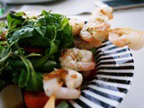 Garnelen-Spieße auf Rucola
