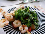 Garnelen-Spieße auf Rucola