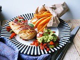 Gegrillte Hühnerbrust mit Pommes und Avocado-Dip