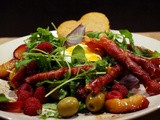 Ofenfrischer Salat mit herzhaften Brotscheiben