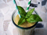 Paleo Fitness-Shake mit Banane und Mango