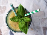 Paleo Fitness-Shake mit Banane und Mango