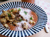 Paleo-Schmarrn mit Fruchtmus und Kokos