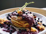 Pancakes mit Apfel-Rosinen-Blaubeeren Sauce