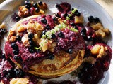 Pancakes mit Apfel-Rosinen-Blaubeeren Sauce