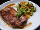 Rumpsteak mit Zucchini-Spiralen und Tomaten