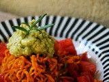 Süßkartoffelnest auf Tomaten mit Avocado