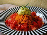 Süßkartoffelnest auf Tomaten mit Avocado