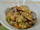 Fregola risottata con vongole veraci e fiori di zucca